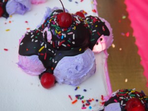 the frosting ont he cake looked like real ice cream sundaes. it was awesome!